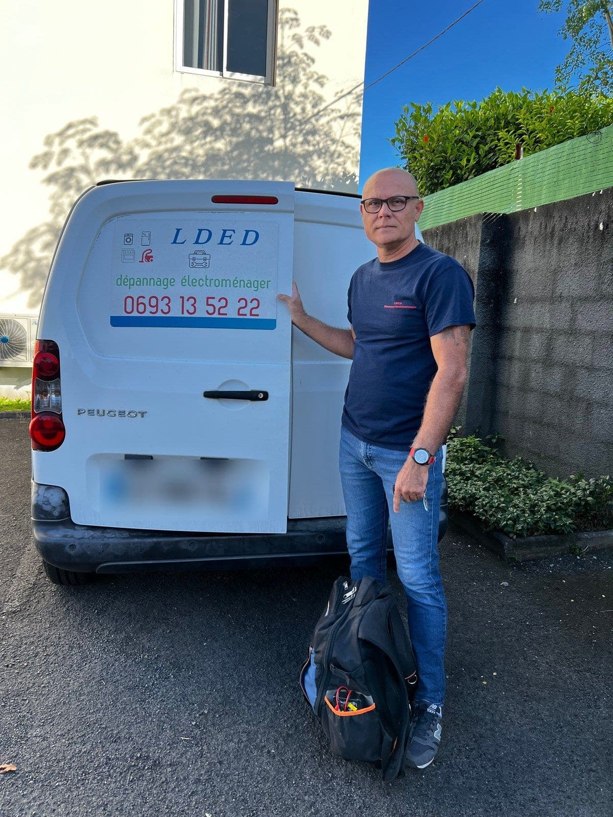 Rito, technicien électroménager, devant son camion de dépannage LDED à La Réunion