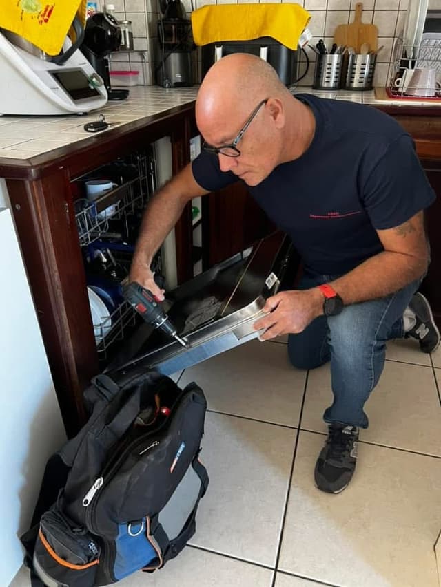 Rito en intervention sur un lave-vaisselle chez un client